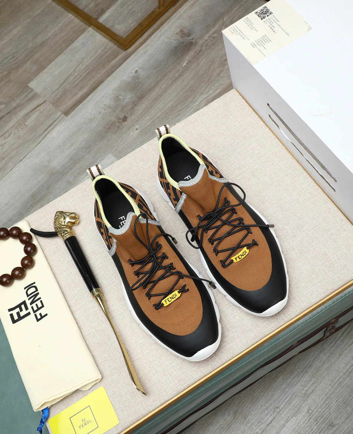 Men's Men's Shoes 💰700 Fendi Fendi's latest Tag series of men's casual mesh sports running shoes, originally purchased and developed, this Tag sports shoe is a one-leg sneaker, made of black high-tech mesh material with gray neoprene details. Oversized FENDI lettering on the side and translucent rubber details. Light and flexible rubber running shoe soles, beautifully packaged at the delivery counter, customized breathable lining, original molded foam rubber outsole, sole thickness: 3.5CM! Size: 39-44 (customized at 38.45.46)